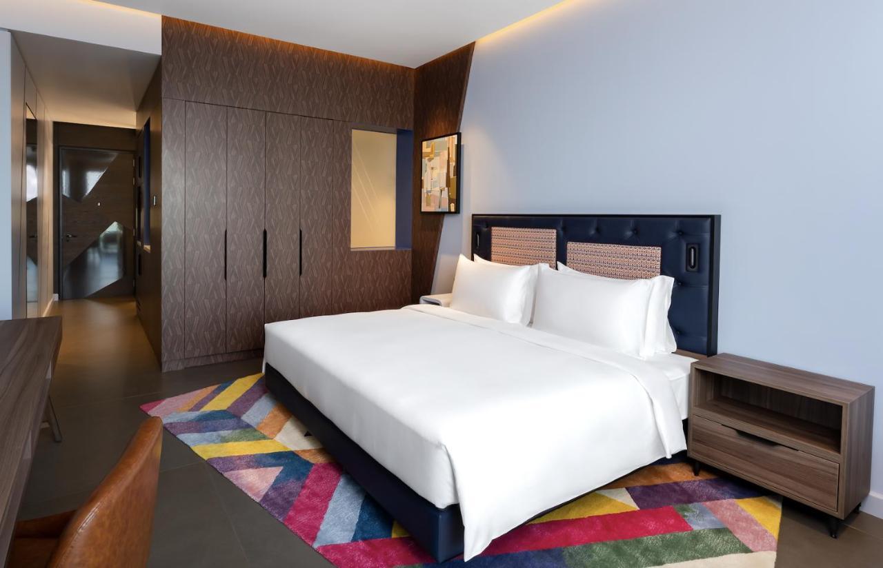 Hyatt Centric Jumeirah Dubai Exteriör bild A bedroom at the hotel