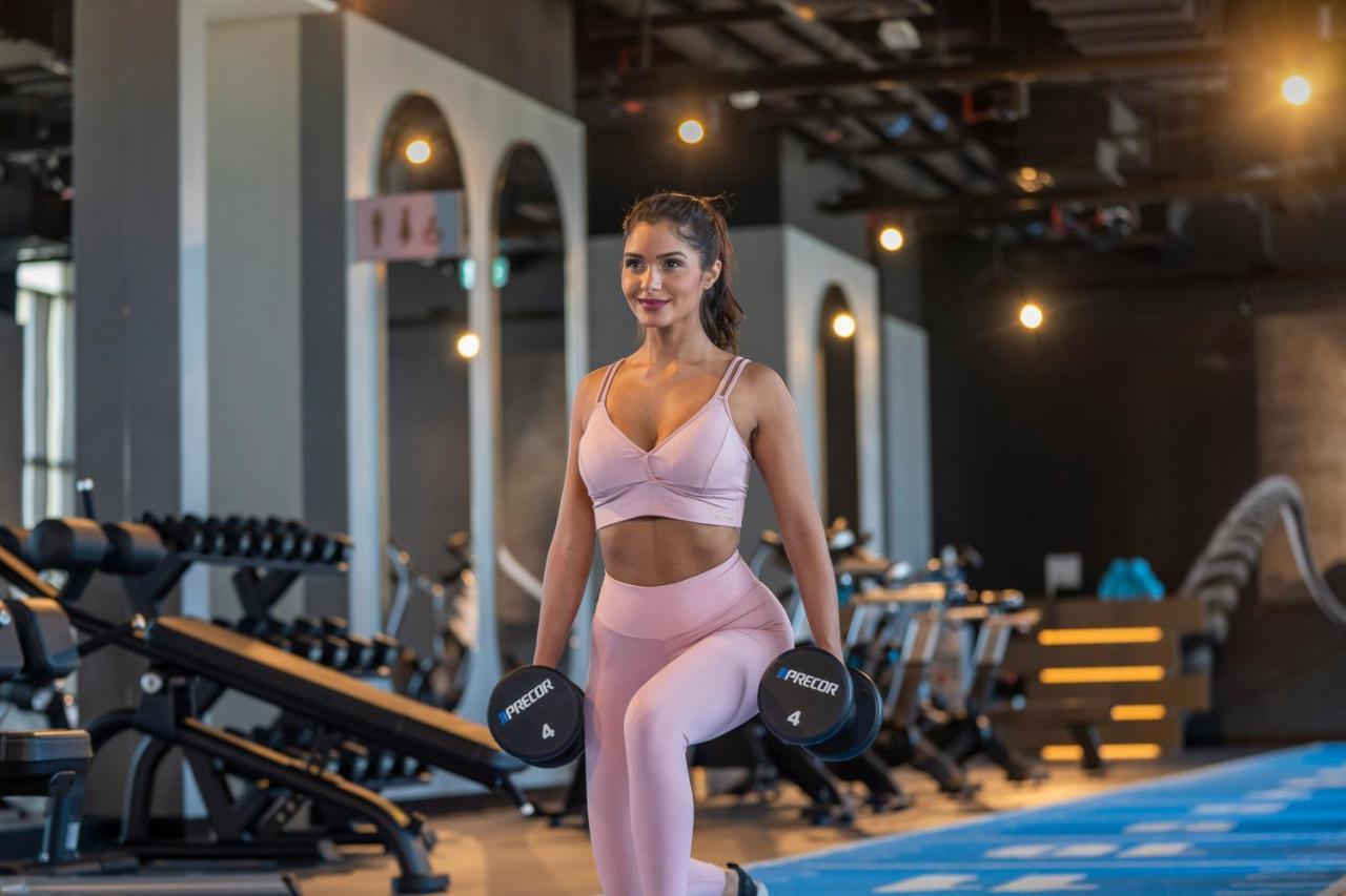 Hyatt Centric Jumeirah Dubai Exteriör bild A woman working out with weights