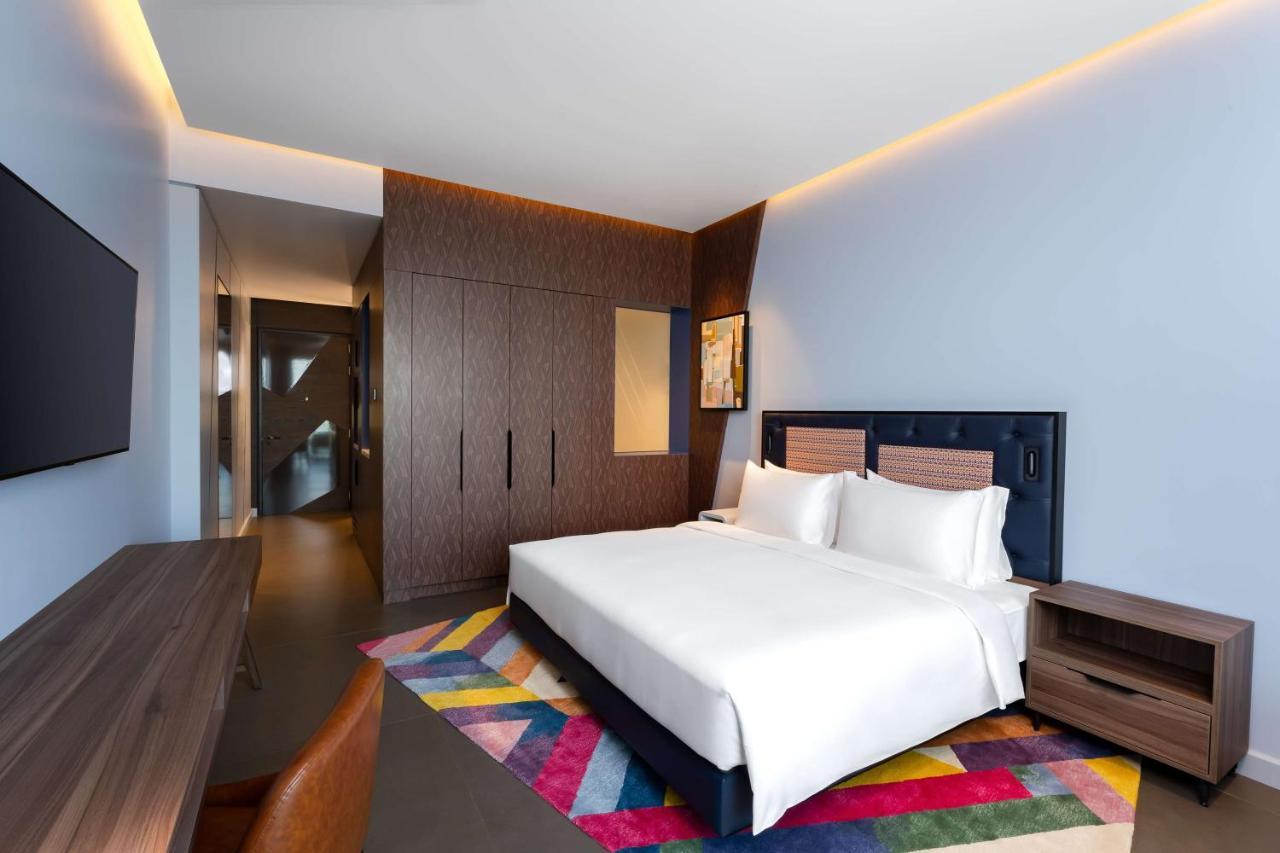 Hyatt Centric Jumeirah Dubai Exteriör bild A bedroom at the hotel