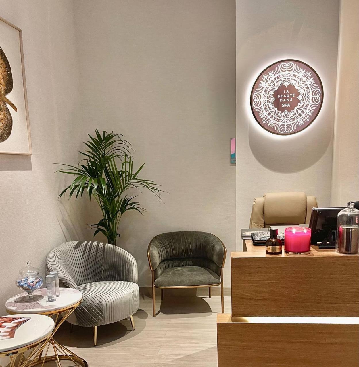Hyatt Centric Jumeirah Dubai Exteriör bild The reception area of the clinic