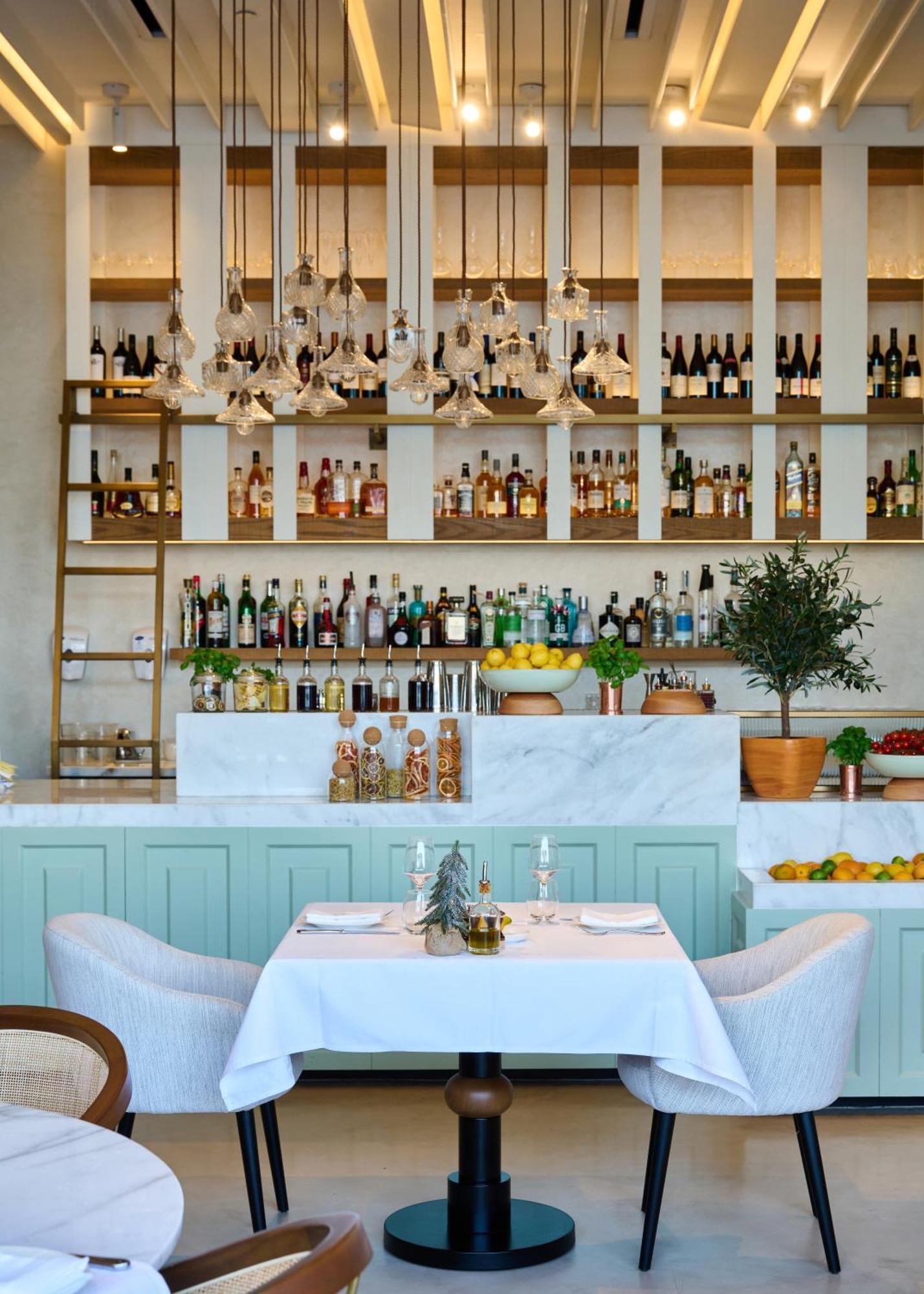 Hyatt Centric Jumeirah Dubai Exteriör bild The bar at the restaurant