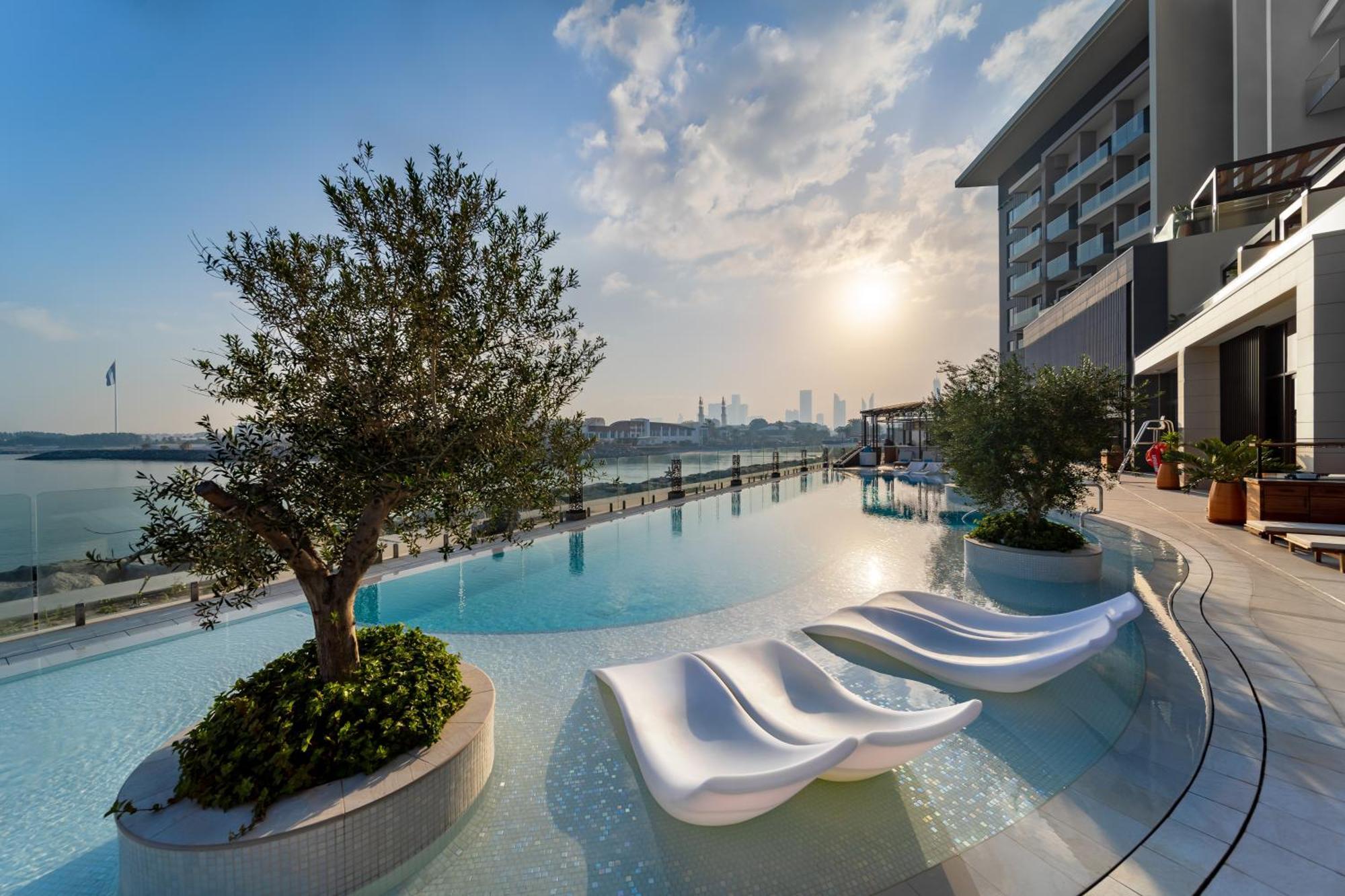 Hyatt Centric Jumeirah Dubai Exteriör bild The swimming pool at the hotel