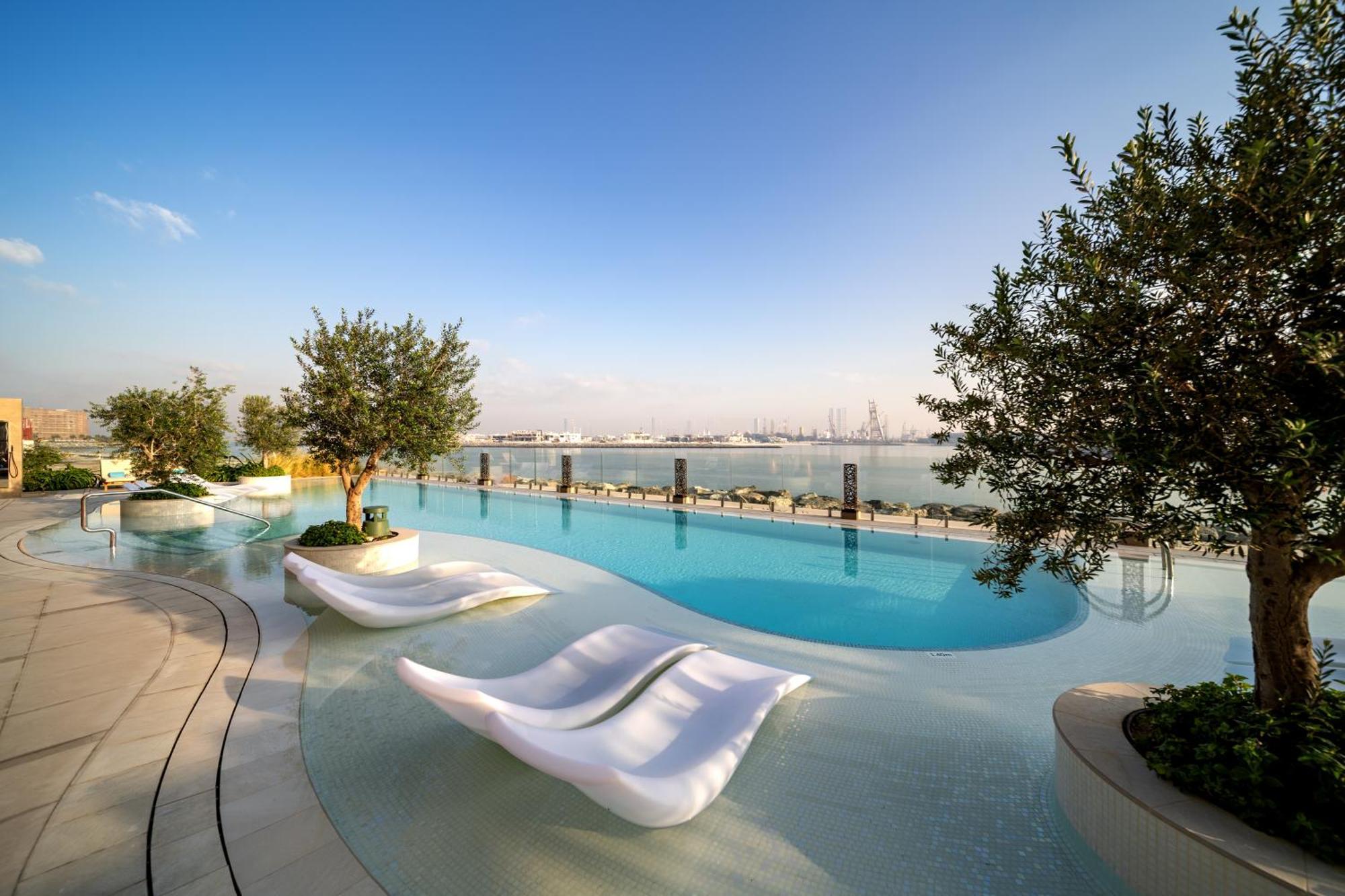 Hyatt Centric Jumeirah Dubai Exteriör bild The swimming pool at the top of the hotel