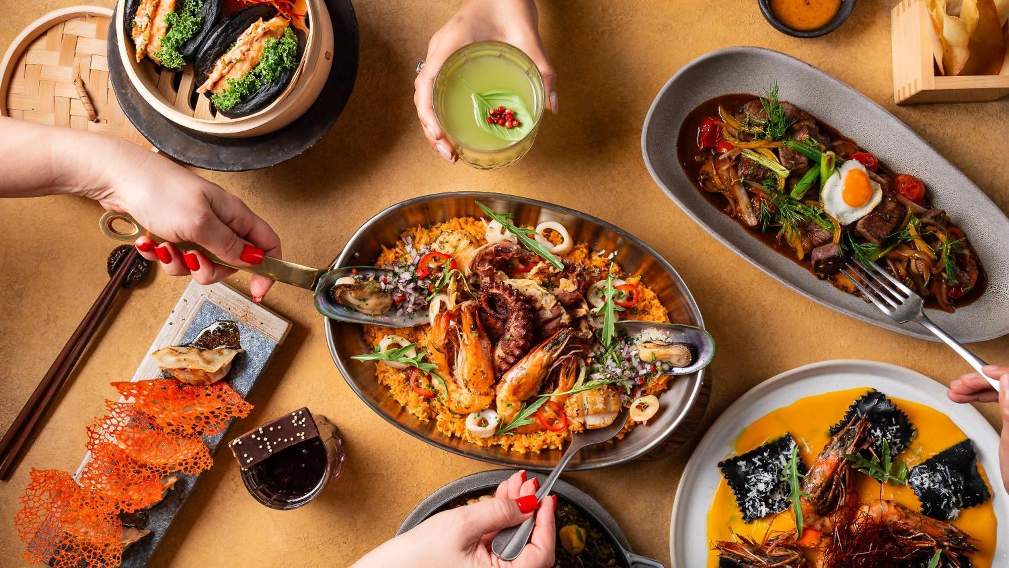 Hyatt Centric Jumeirah Dubai Exteriör bild Dishes at the restaurant